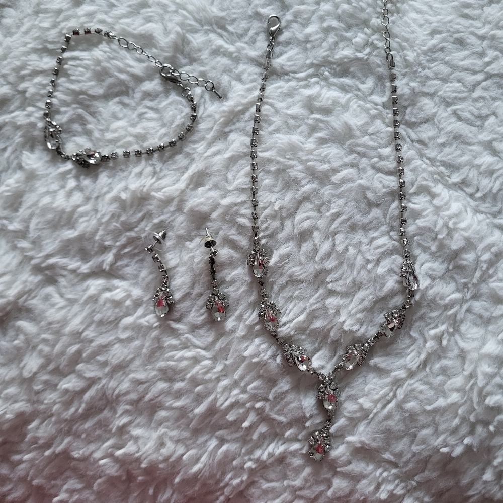 Set Of Necklace, Braclet & Earrings